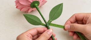 Cara Membuat Bunga Kertas yang Cantik, Ini Bahan dan Langkah-Langkahnya 4 Memasang daun kertas hijau pada tangkai bunga